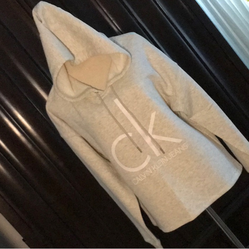 Calvin Klein Gray Sweatshirt Cozy and Versatile